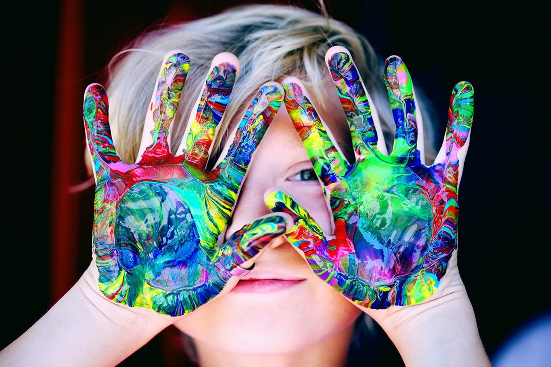 Bemalte Kinderhände