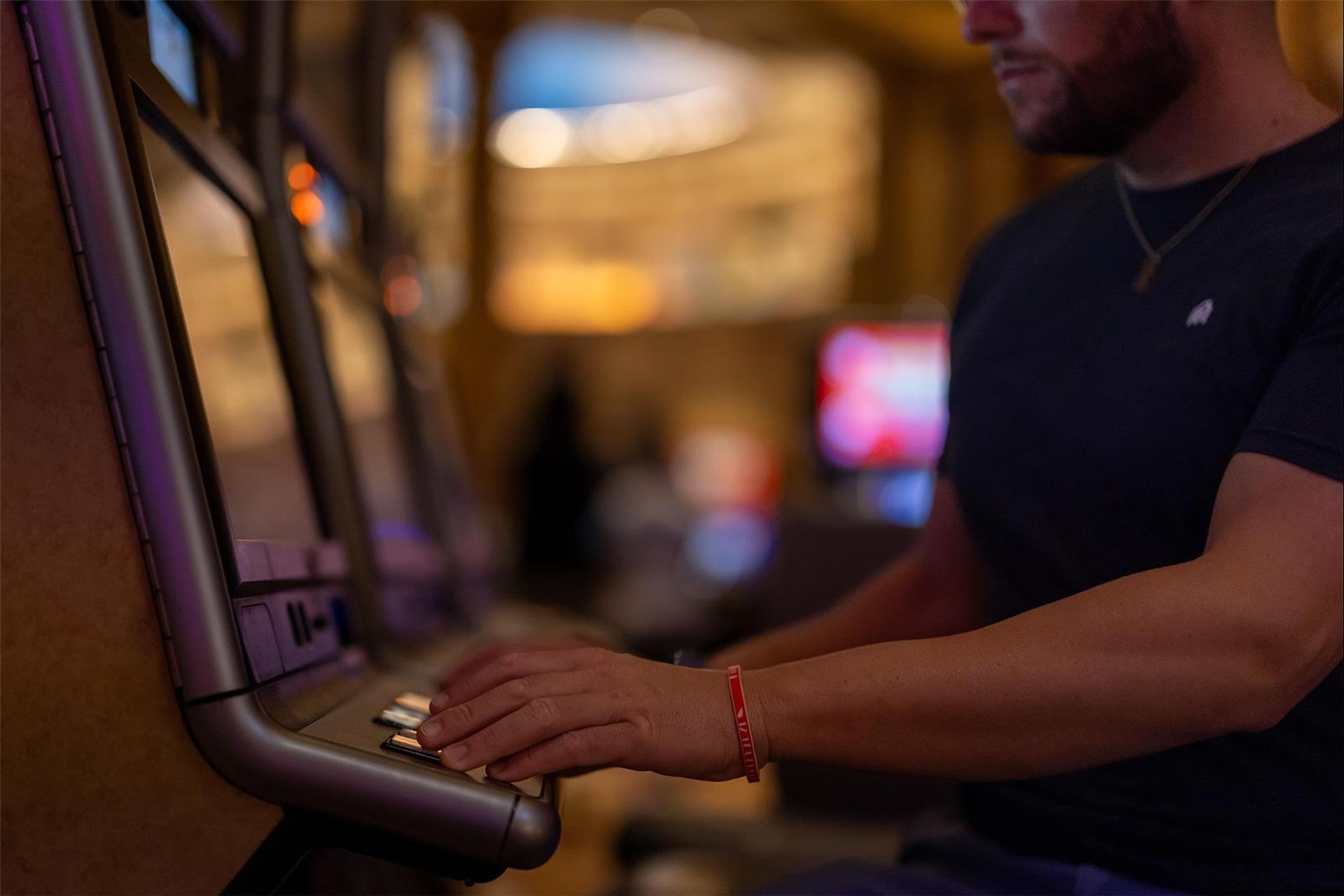 Mann spielt am Glücksspielautomaten