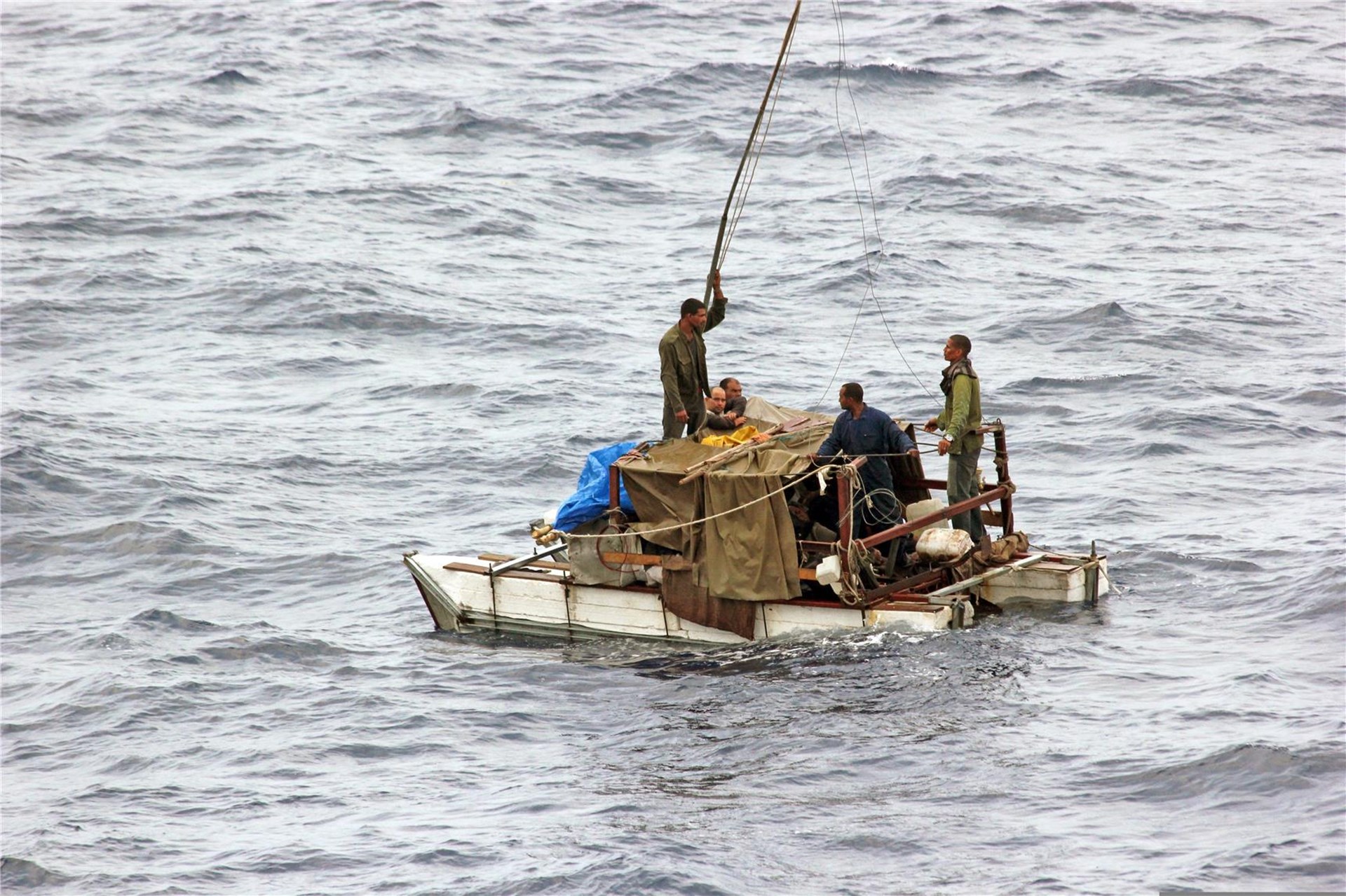 Menschen auf einem Floß im Mittelmeer