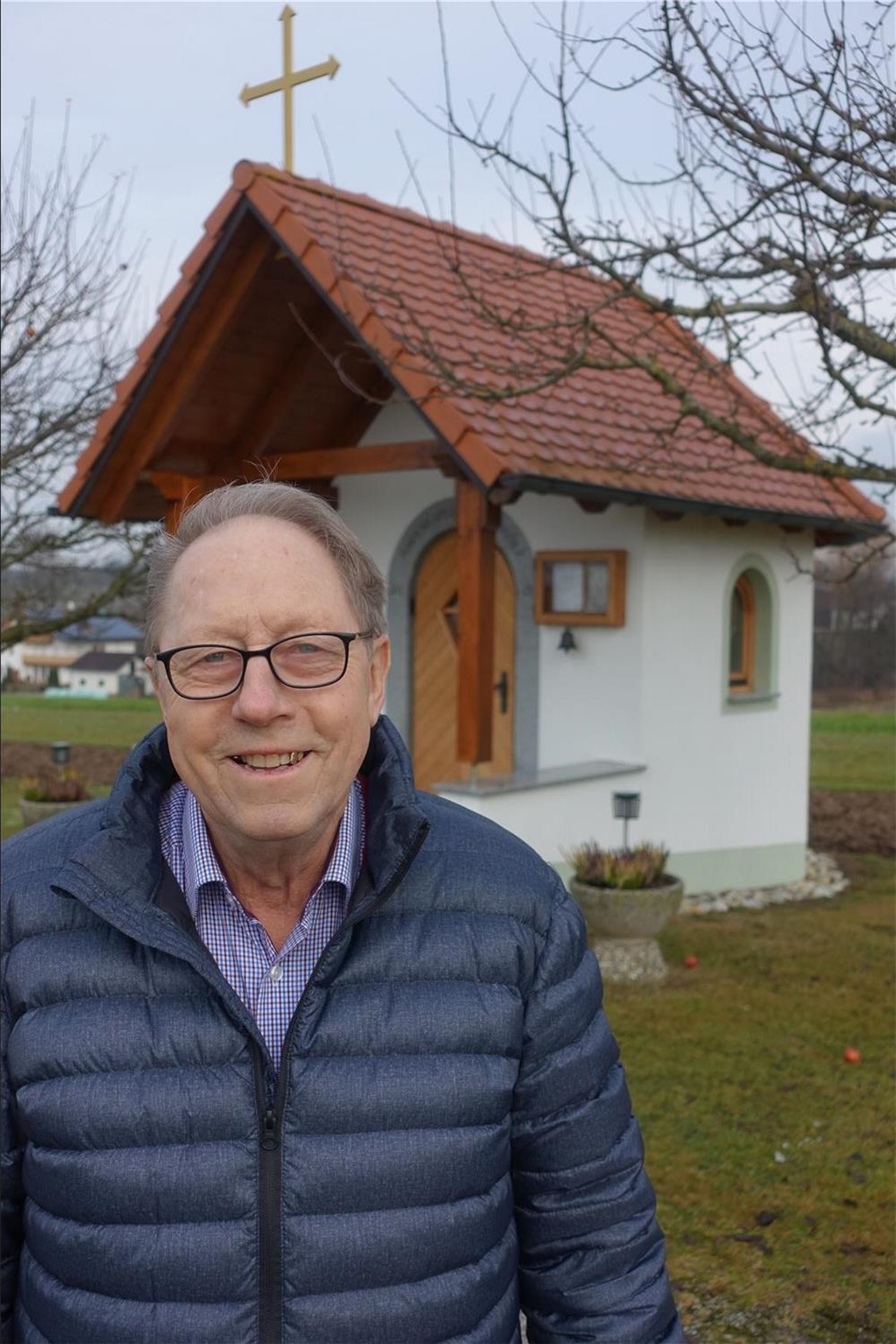ein Herr vor einer Kapelle
