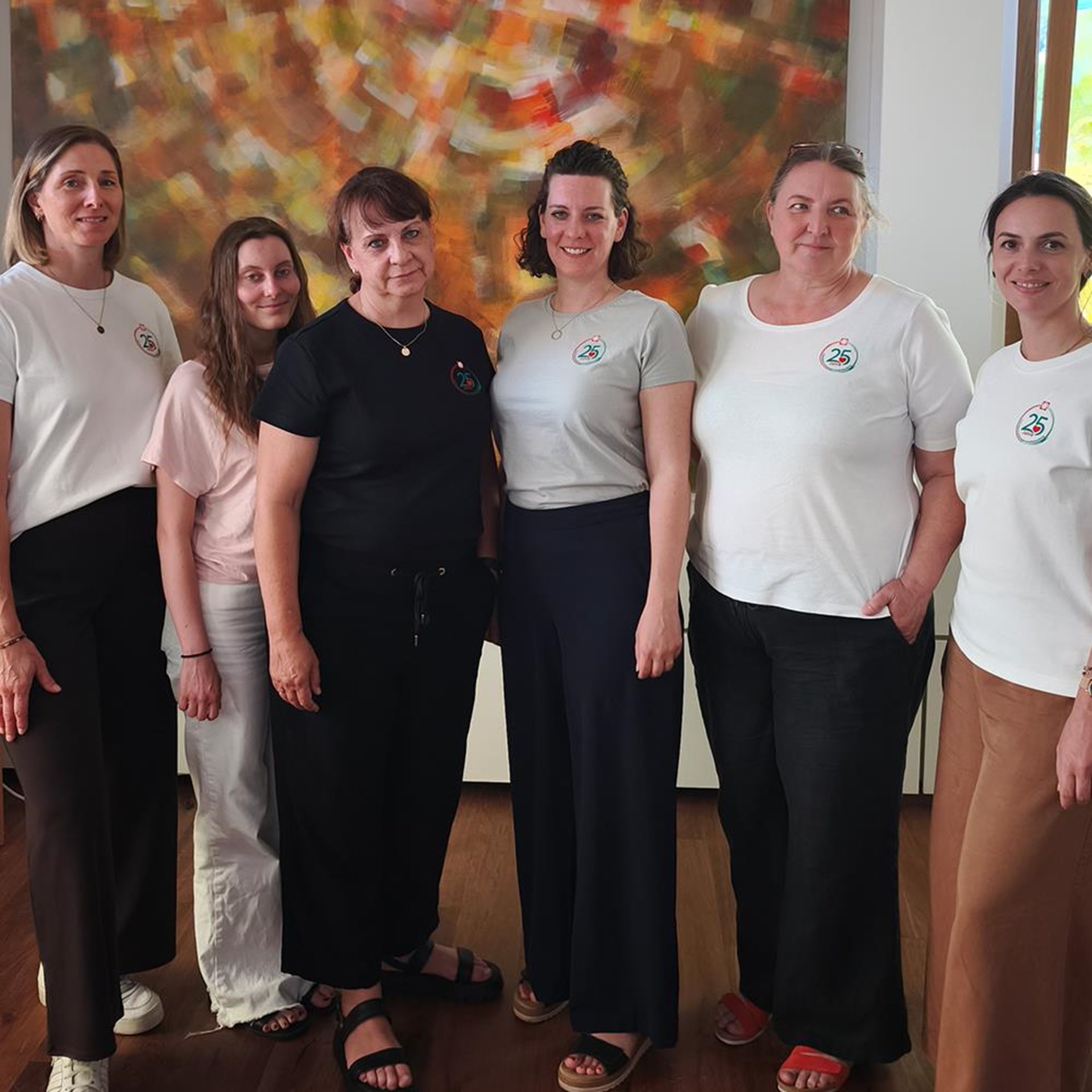 auf dem Bild sind 6 Frauen zu sehen welche in die Kamera lächeln