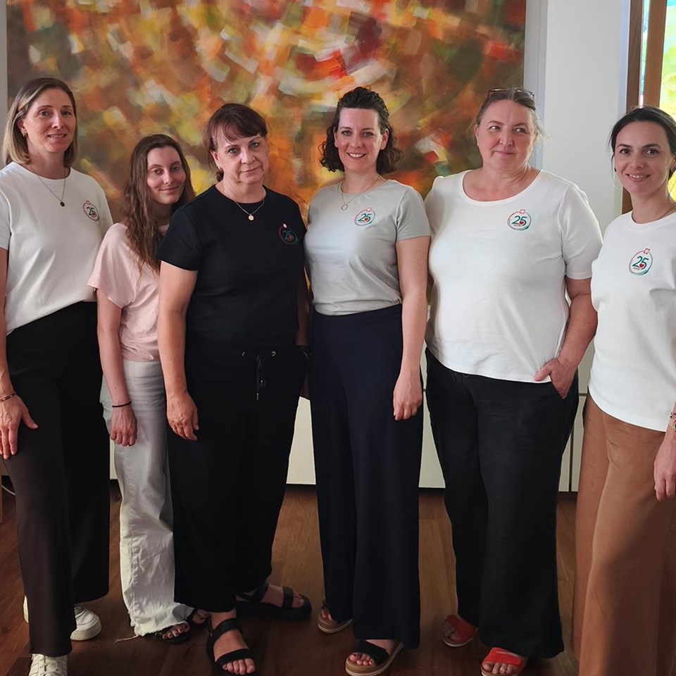 auf dem Bild sind 6 Frauen zu sehen welche in die Kamera lächeln