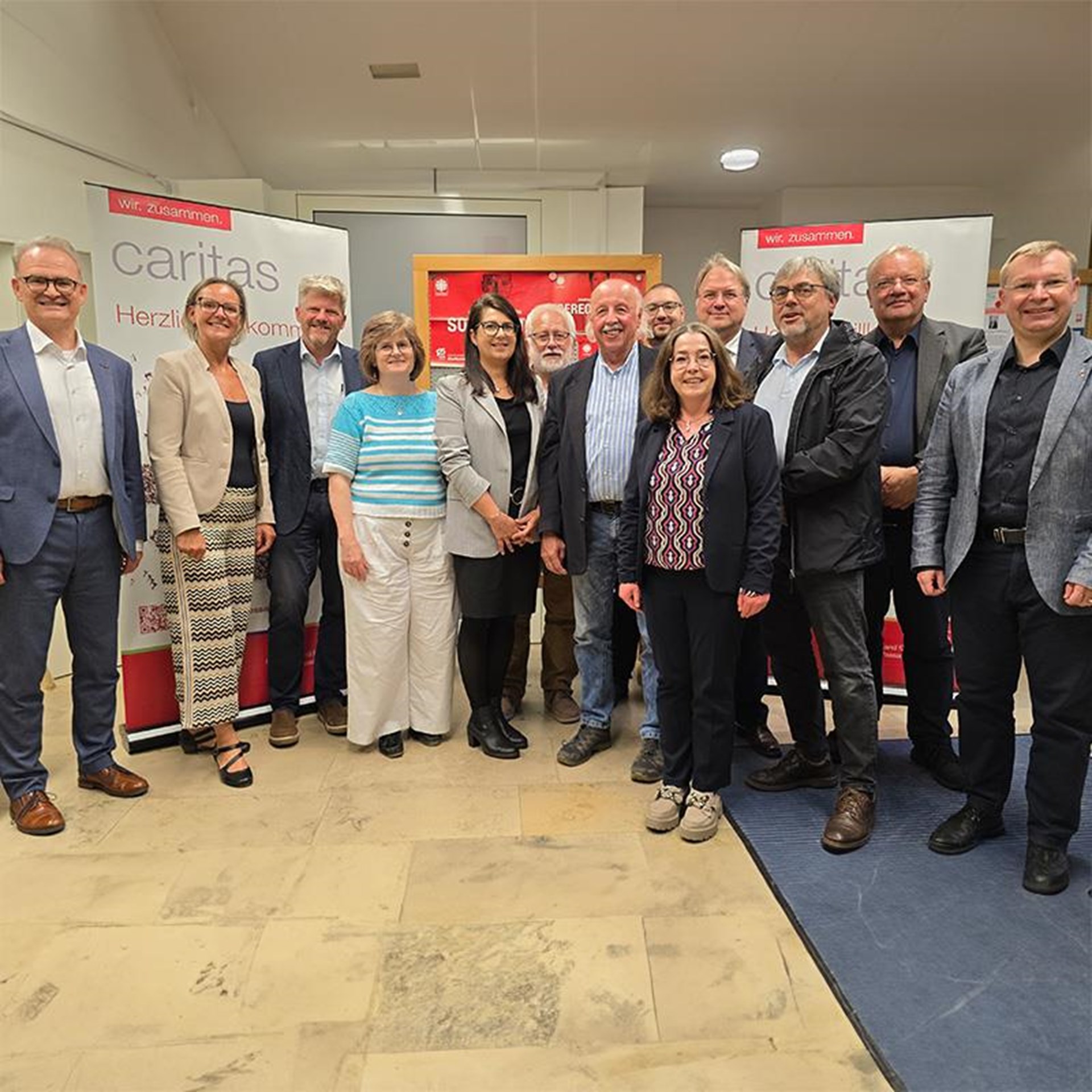 auf dem Bild ist eine Gruppe von Frauen und Männern zu sehen