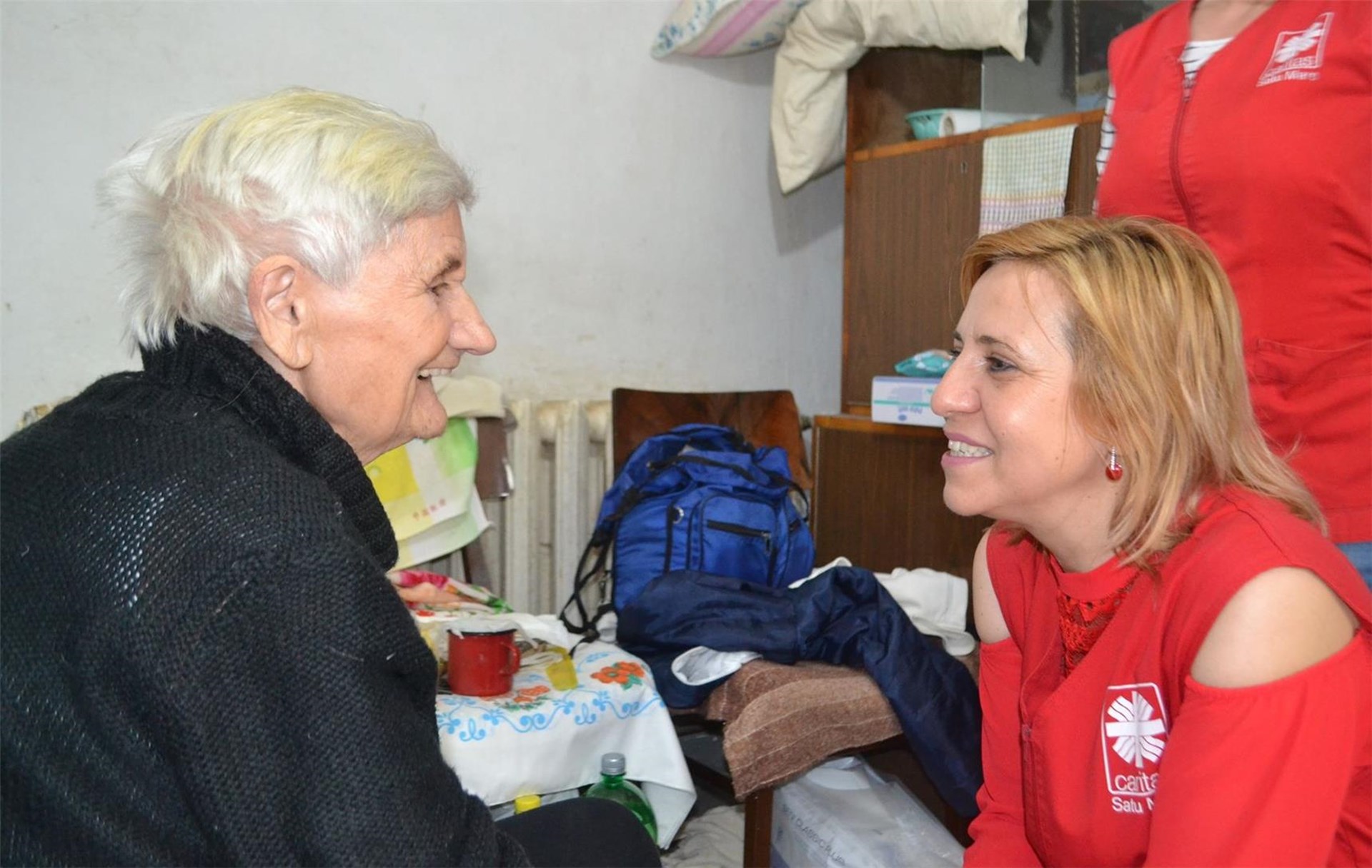 Ältere Menschen werden mit Lebensmittel von der Caritas versorgt