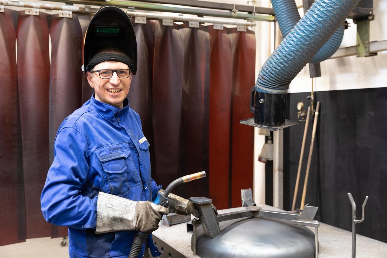 ein Mitarbeiter der Caritas Werkstätten