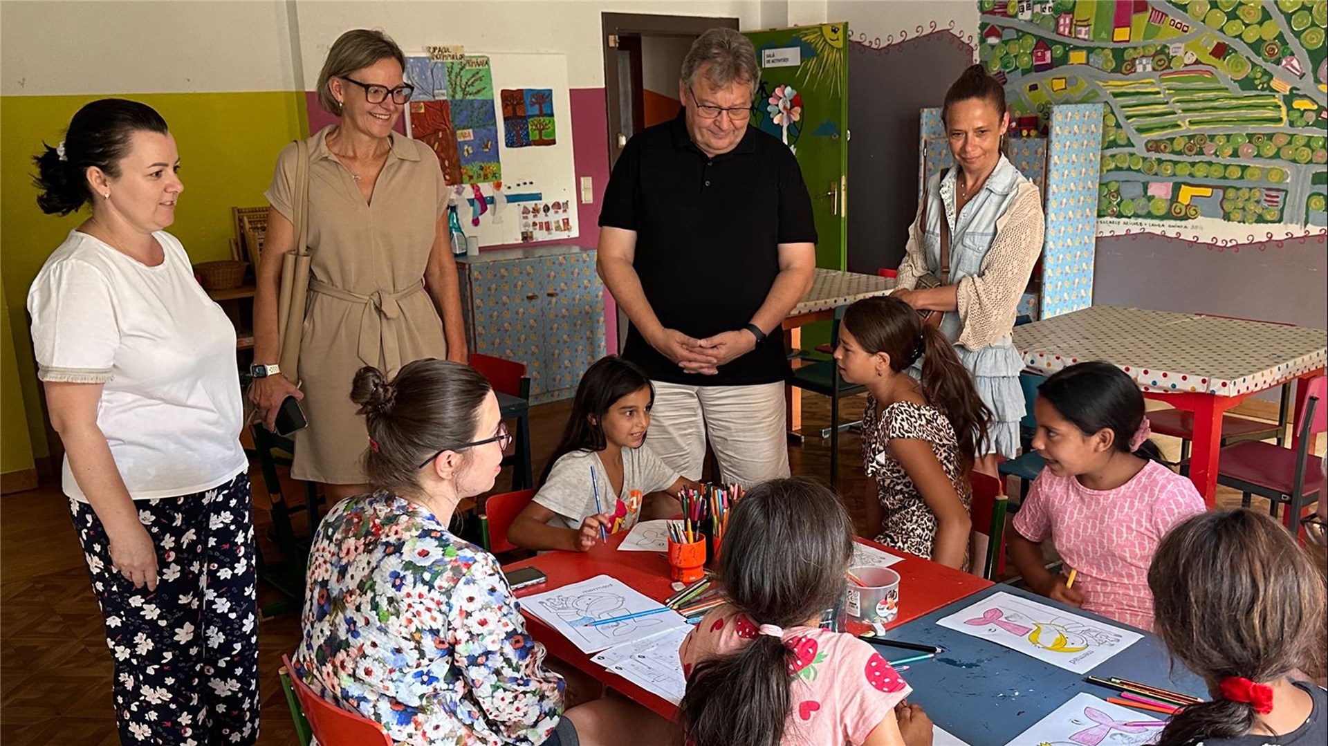 Kinder in Satu Mare mit den Vorständen