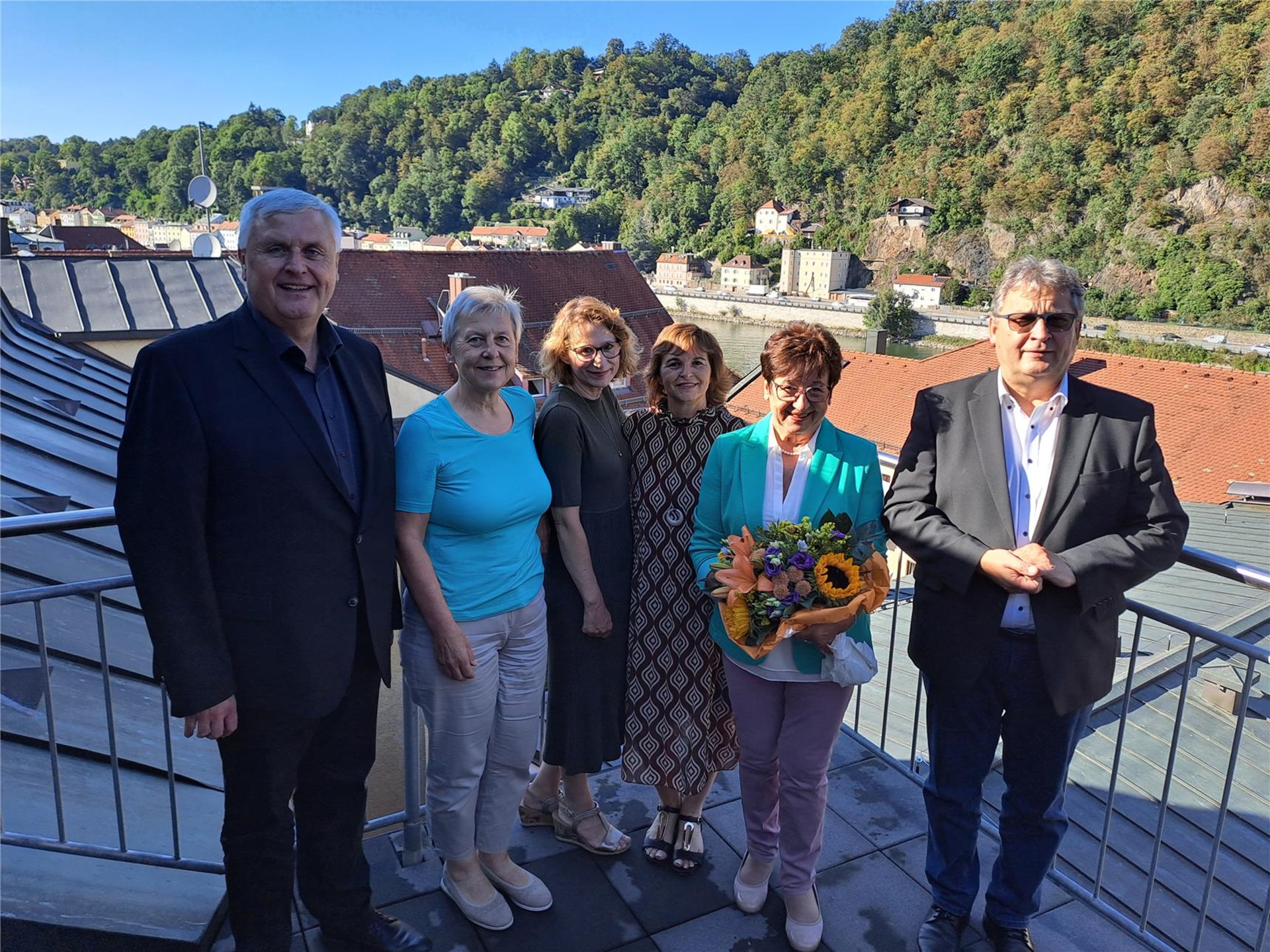 die Verantwortlichen der Caritas Bischof-Eder-Fonds danken einer Dame für ihr Engagement