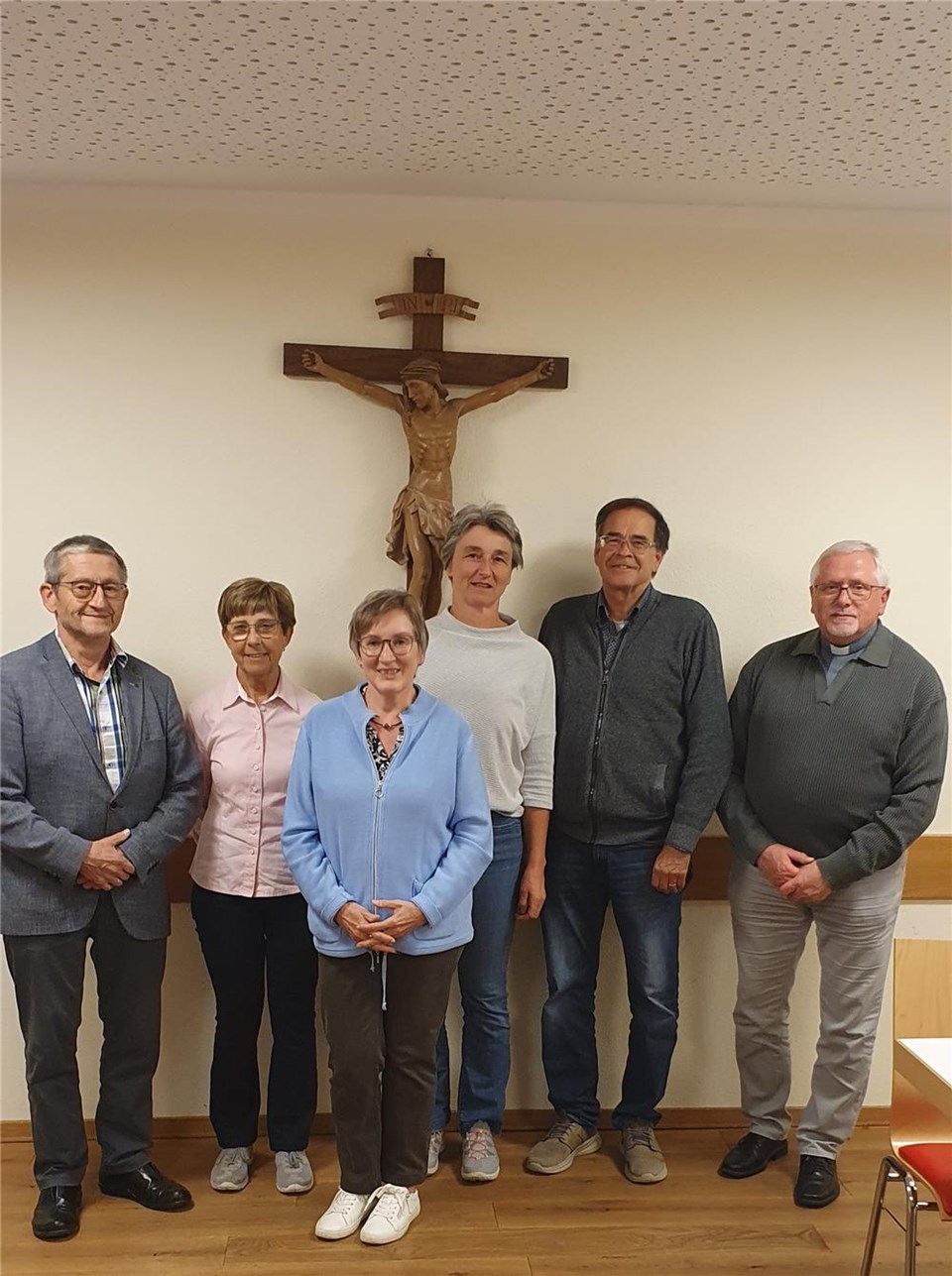Jahreshauptversammlung mit Neuwahlen beim Orts-Caritas-Verband Burgkirchen. Man sieht eine Gruppe von Personen, die den neuen Vorstand bilden.