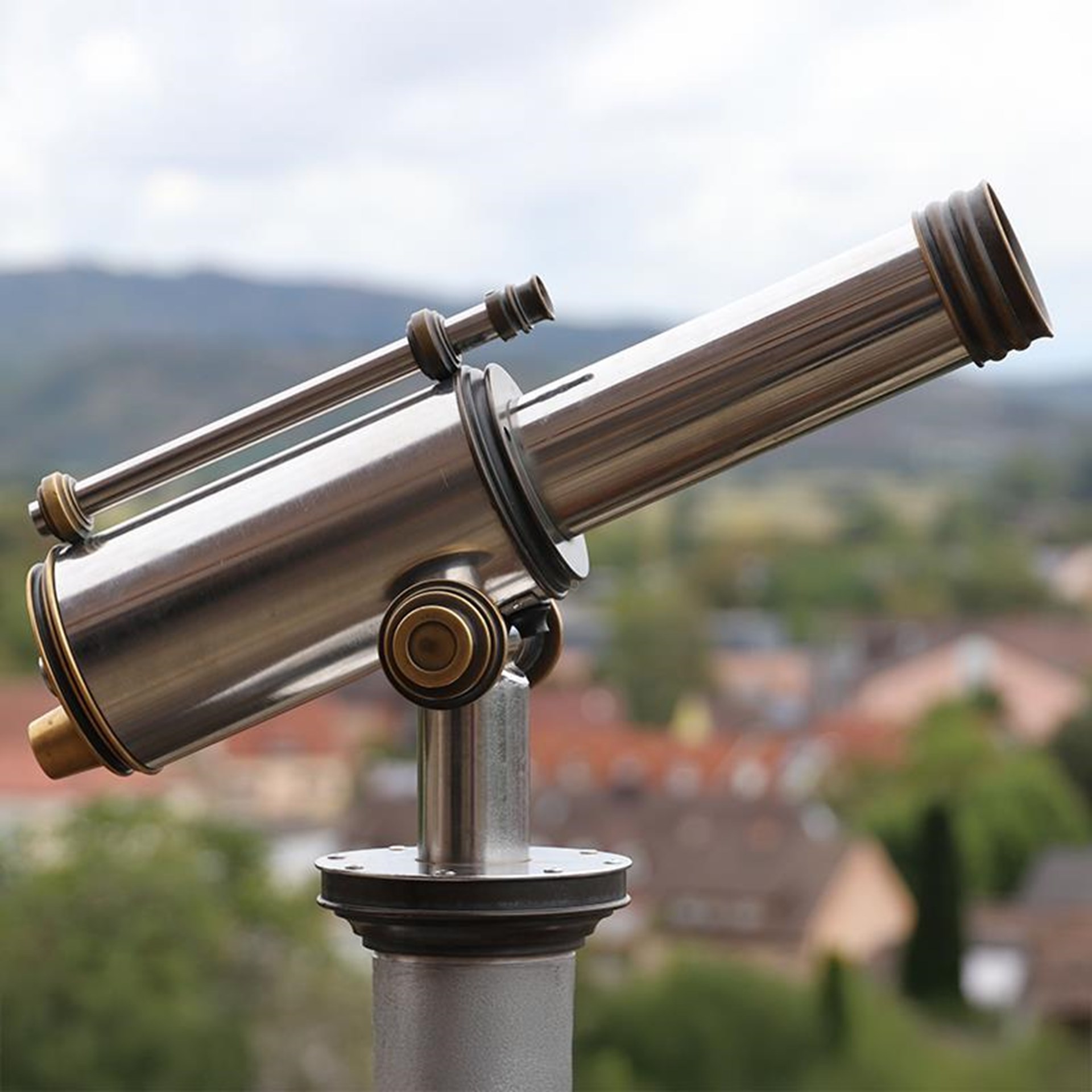 Ein Teleskop auf einem Metallpfosten, bereit zur Beobachtung des Nachthimmels.
