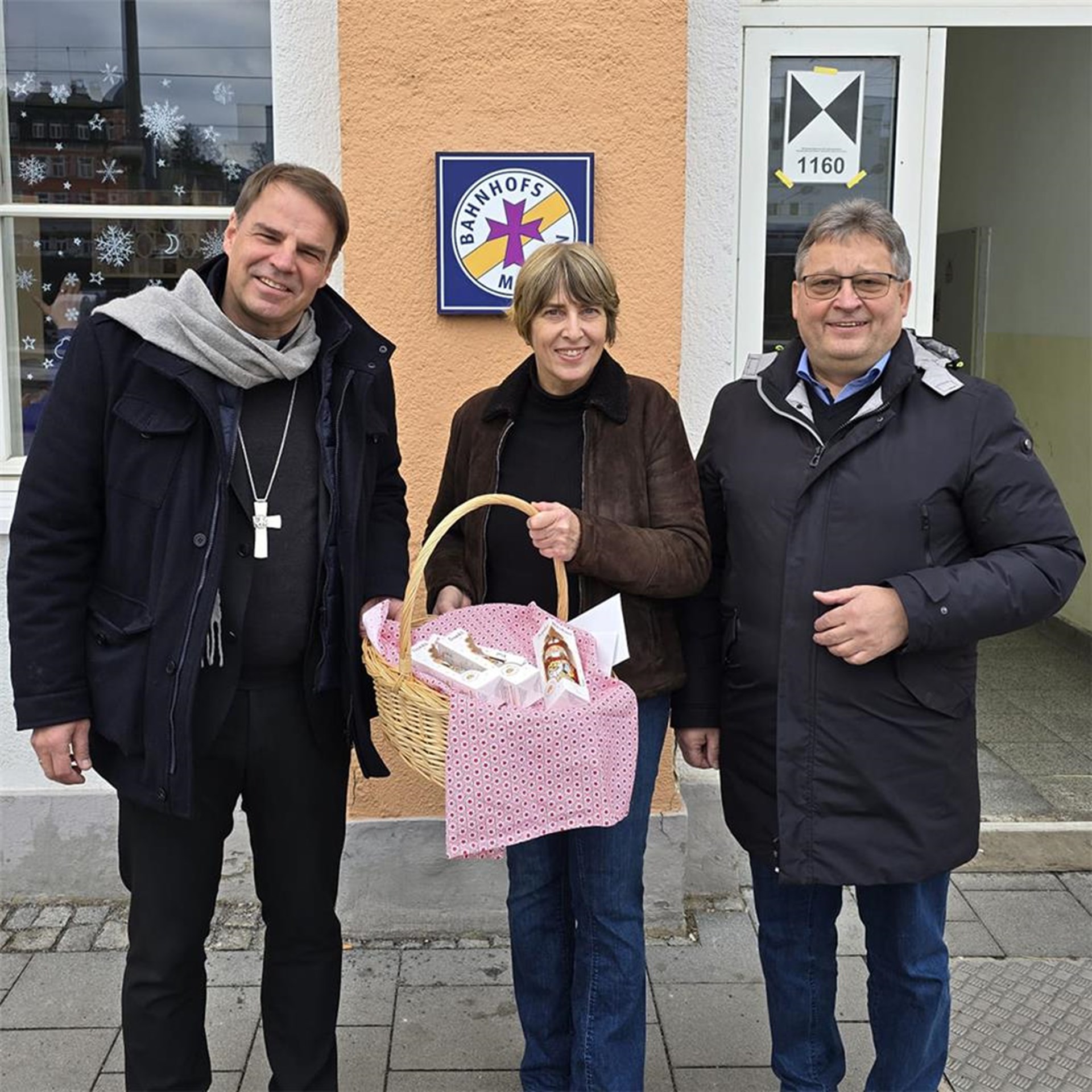 Bischof Oster besucht die Bahnhofsmission Passau